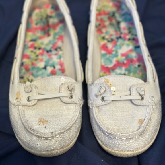 White flats, - Picture 2 of 2